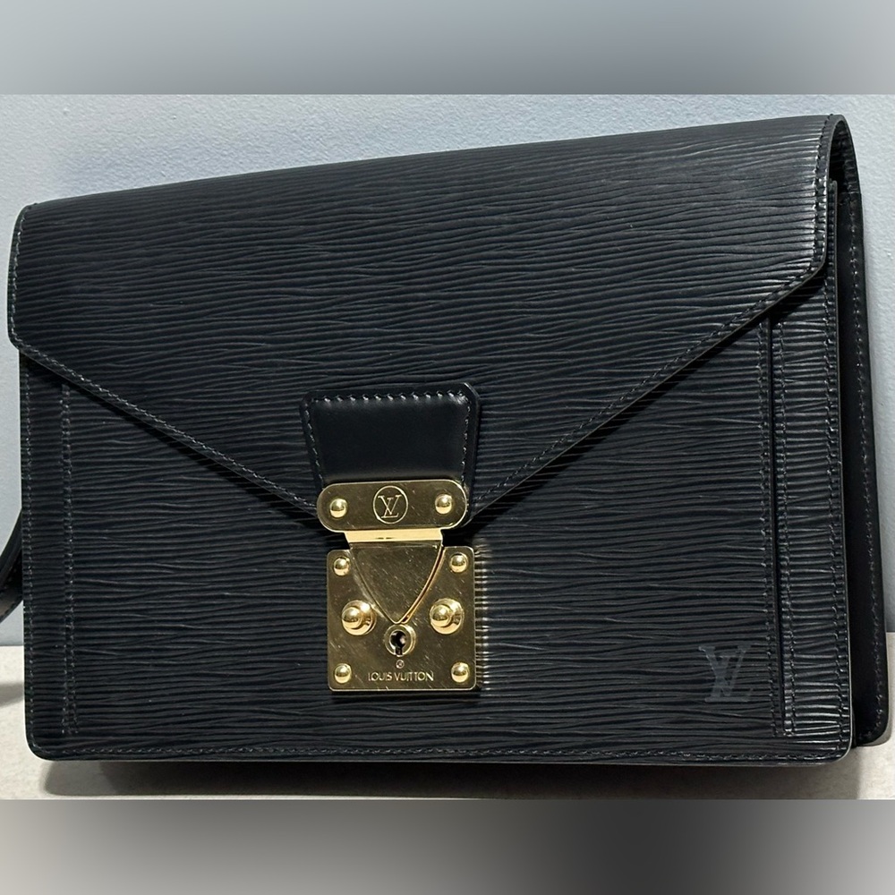Authentic Louis Vuitton Pochette Serie Dragonne Epi Black in great condition